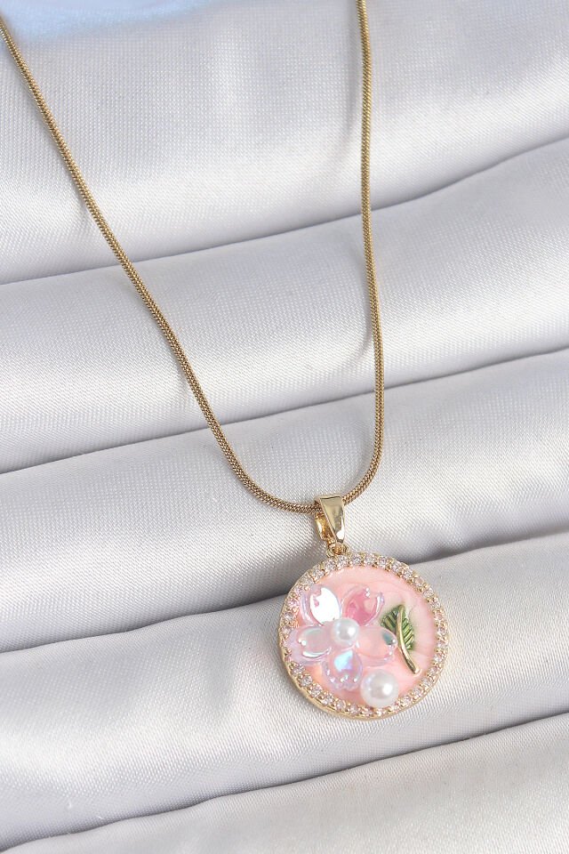 316L Çelik Gold Renk Zincir Zirkon Taşlı Pembe Mineli Çiçek İşlemeli İnci Detay Portre Model Kadın Kolye