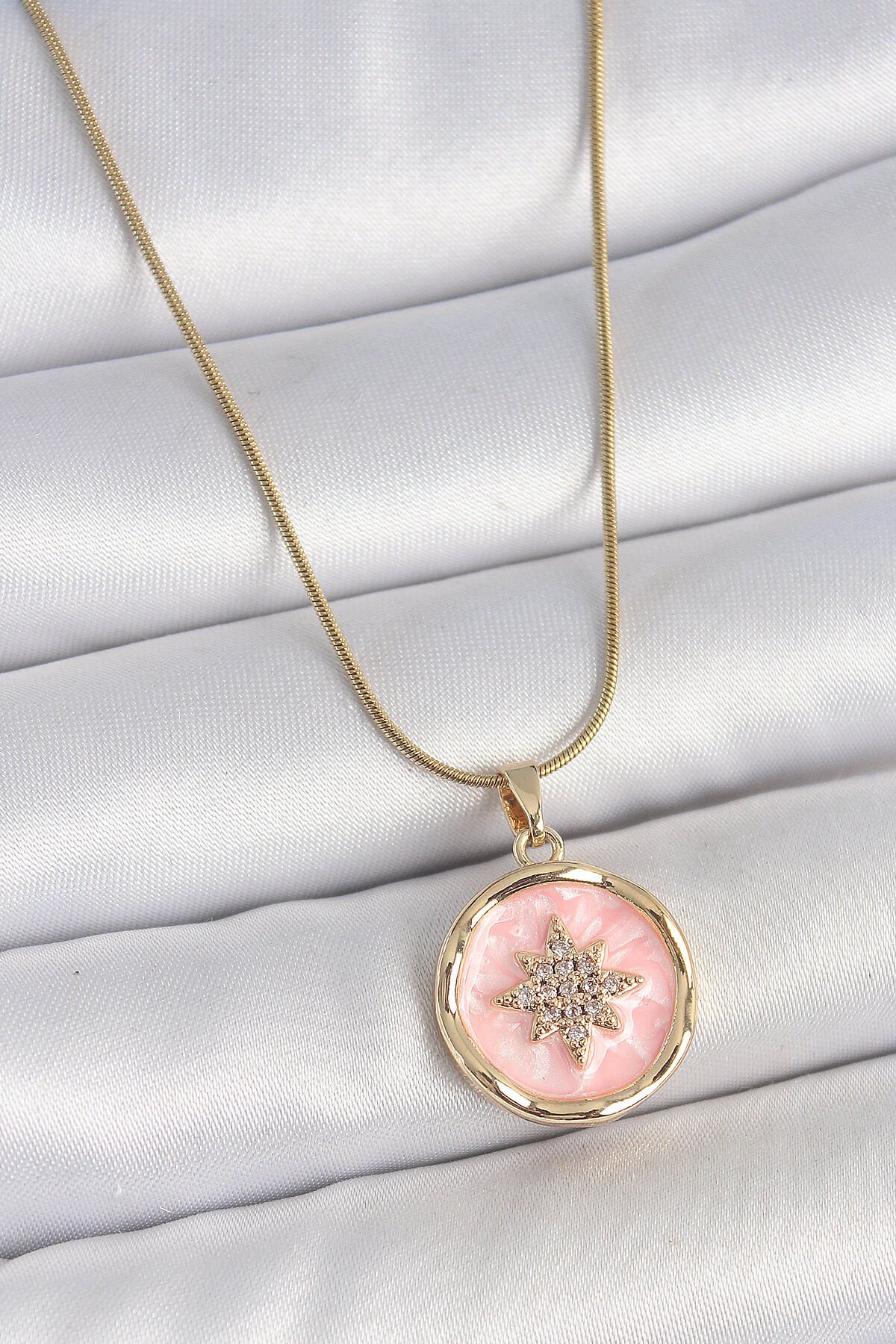 316L Çelik Gold Renk Zincir Pembe Mineli Zirkon Taşlı Kuzey Yıldız İşlemeli Madalyon Model Kadın Kolye