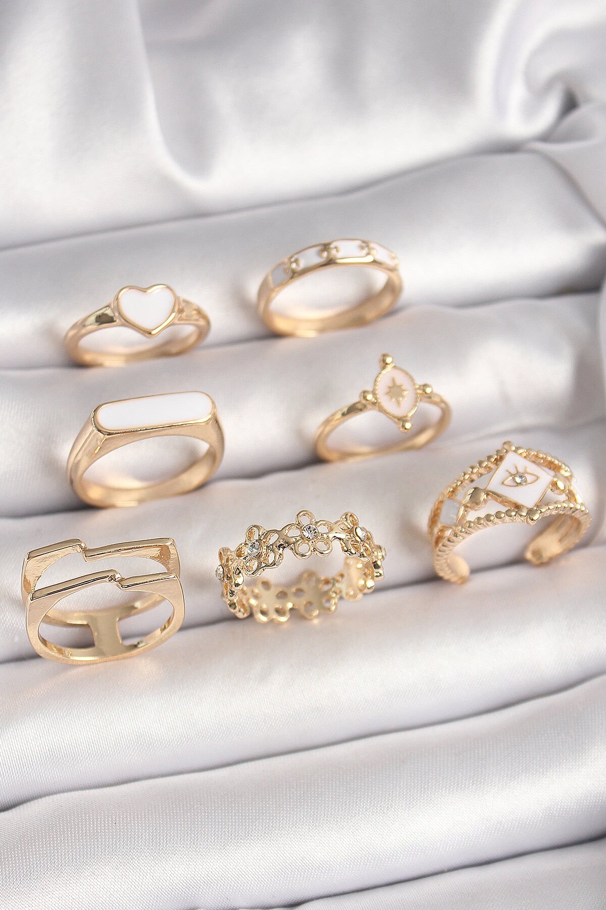 Pirinç Gold Renk Beyaz Mineli Kalp Zirkon Taşlı Çiçek Detay Kadın Yüzük Kombini