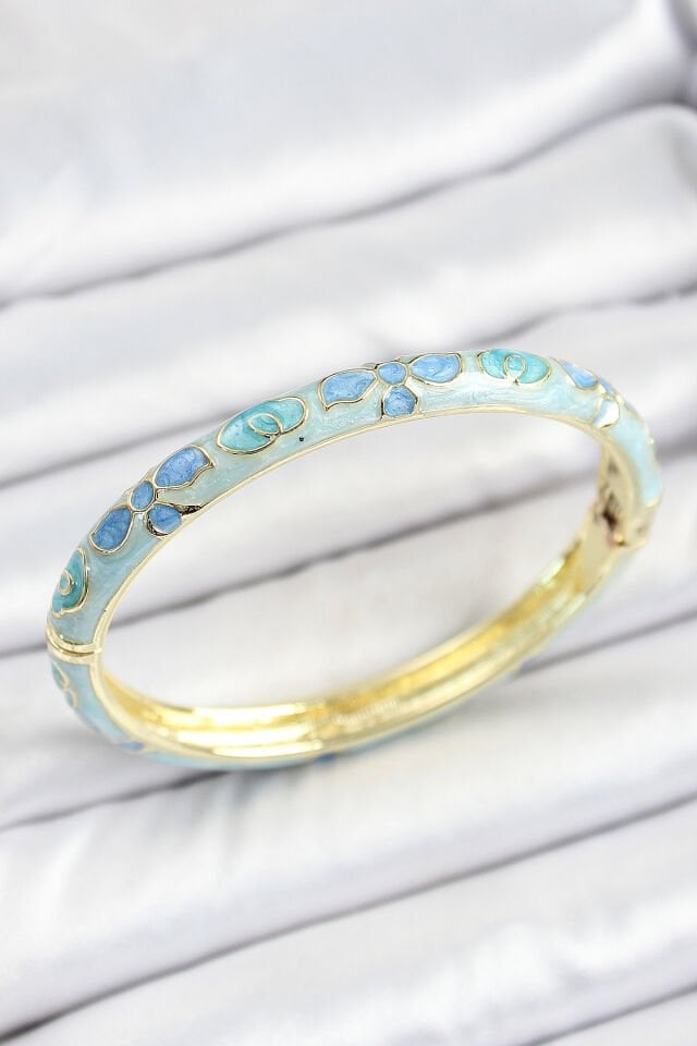 Mineli Pirinç Mavi Çiçek Desenli Gold Renk Kadın Kelepçe