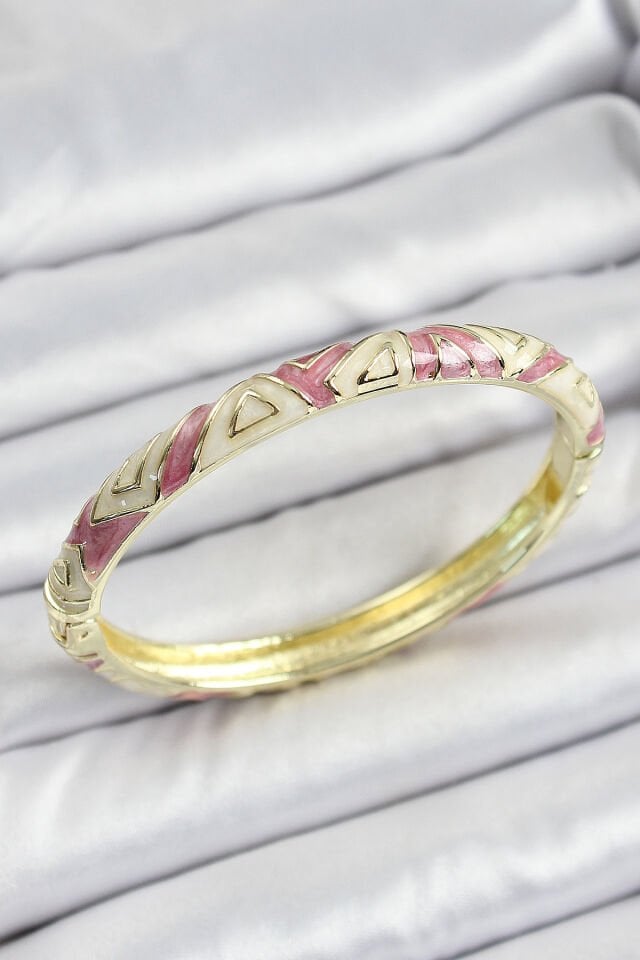 Mineli Pirinç Gold Renk Beyaz ve Pembe Geometrik Desenli Kadın Kelepçe
