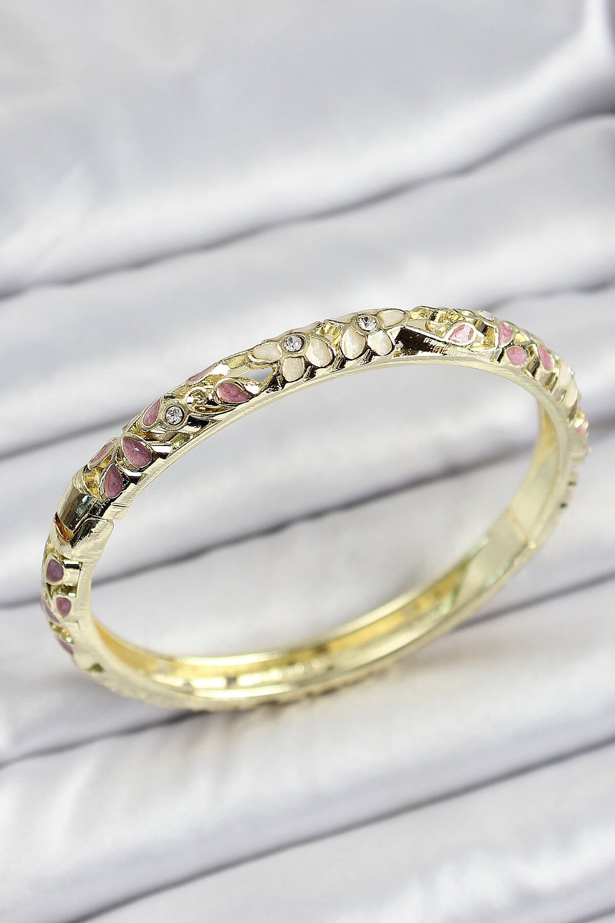 Mineli Pirinç Gold Renk Pembe Çiçek Desen Motifli Kadın Kelepçe