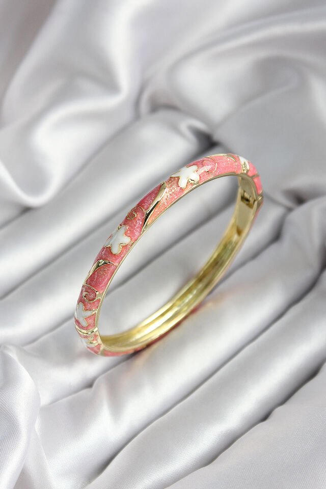 Mineli Pirinç Pembe Çiçek Desenli Gold Renk Kadın Kelepçe (çap 60 mm)