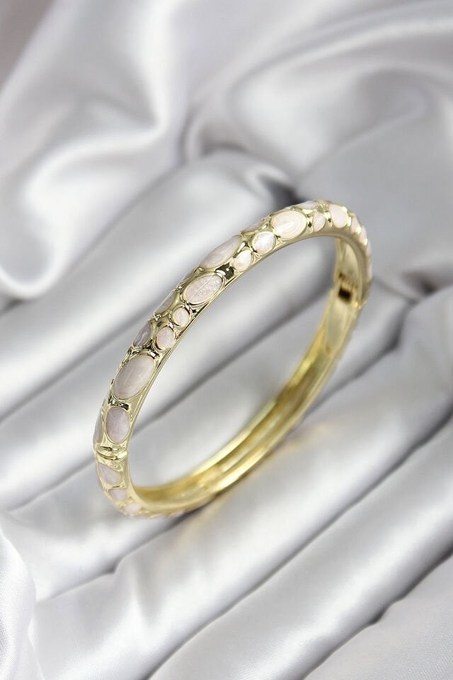 Mineli Pirinç Krem Çiçek Desenli Gold Renk Kadın Kelepçe (çap 60 mm)