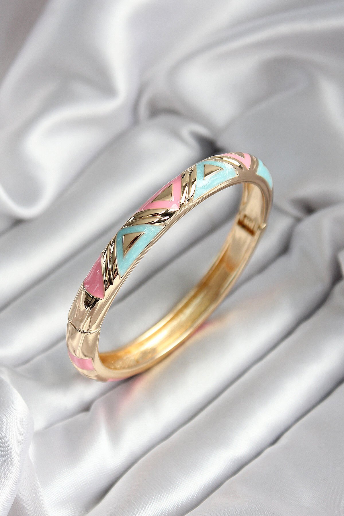 Mineli Pirinç Mavi Ve Pembe Üçgen Desenli Gold Renk Kadın Kelepçe (çap 60 mm)