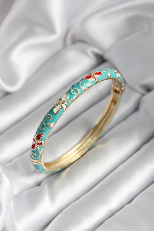 Mineli Pirinç Turkuaz Çiçek Desenli Gold Renk Kadın Kelepçe (çap 60 mm)