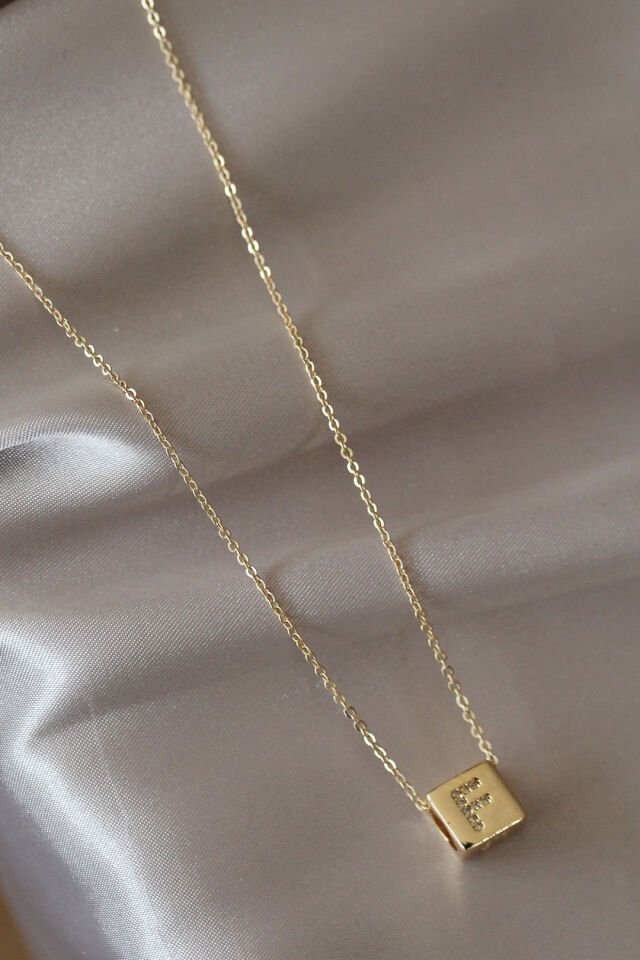 Küp Model Gold Renk Zirkon Taşlı F Harfli Kolye