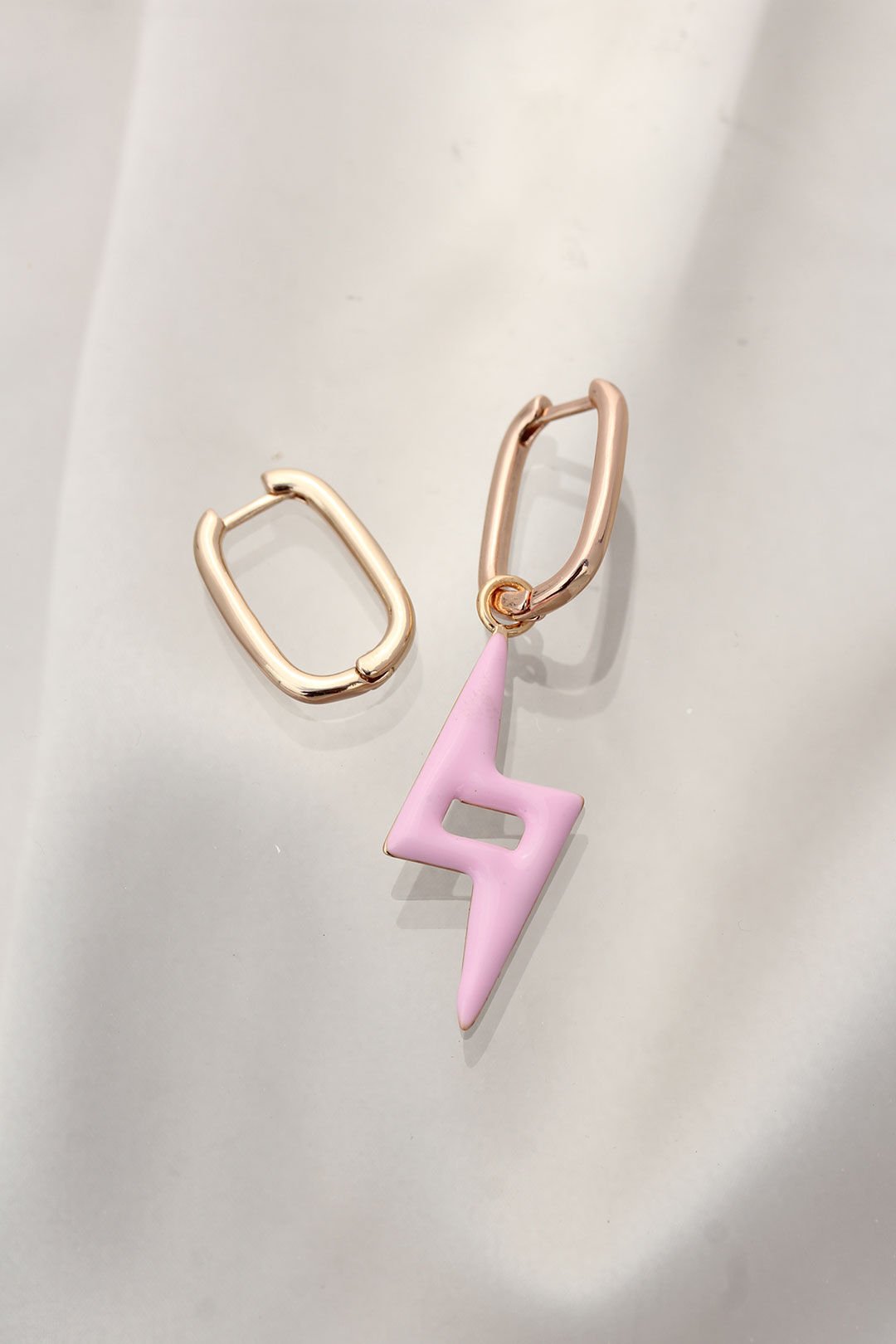 Pembe Şimşek Model Çelik Küpe