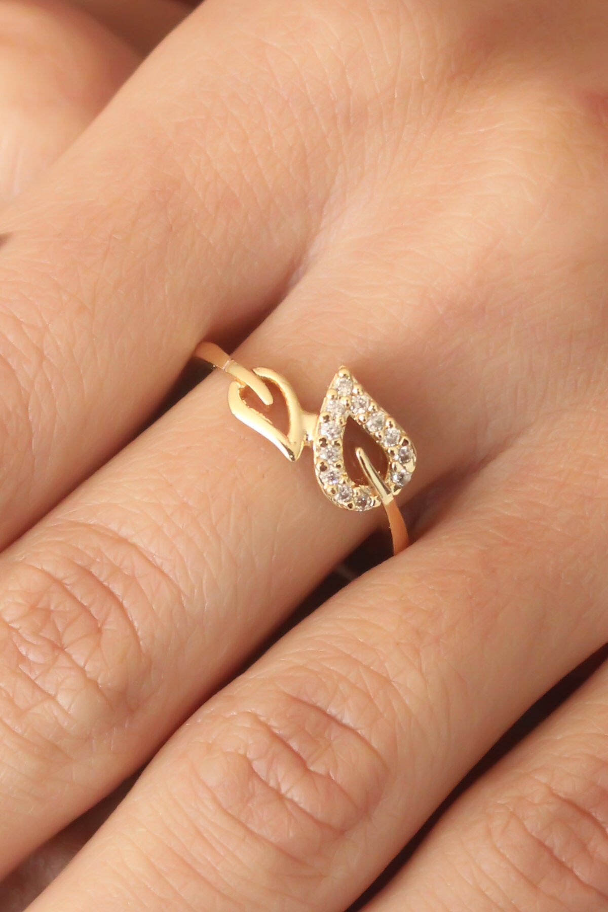 Zirkon Taşlı Gold Renk Yaprak Model Kadın Yüzük