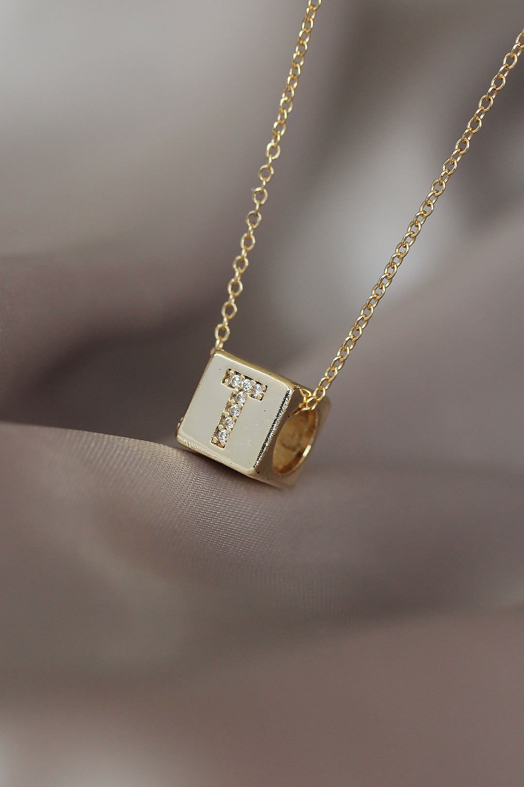 Gold Renkli Küp Model Zirkon Taşlı T Harfli Kolye