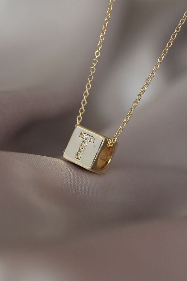 Gold Renkli Küp Model Zirkon Taşlı T Harfli Kolye