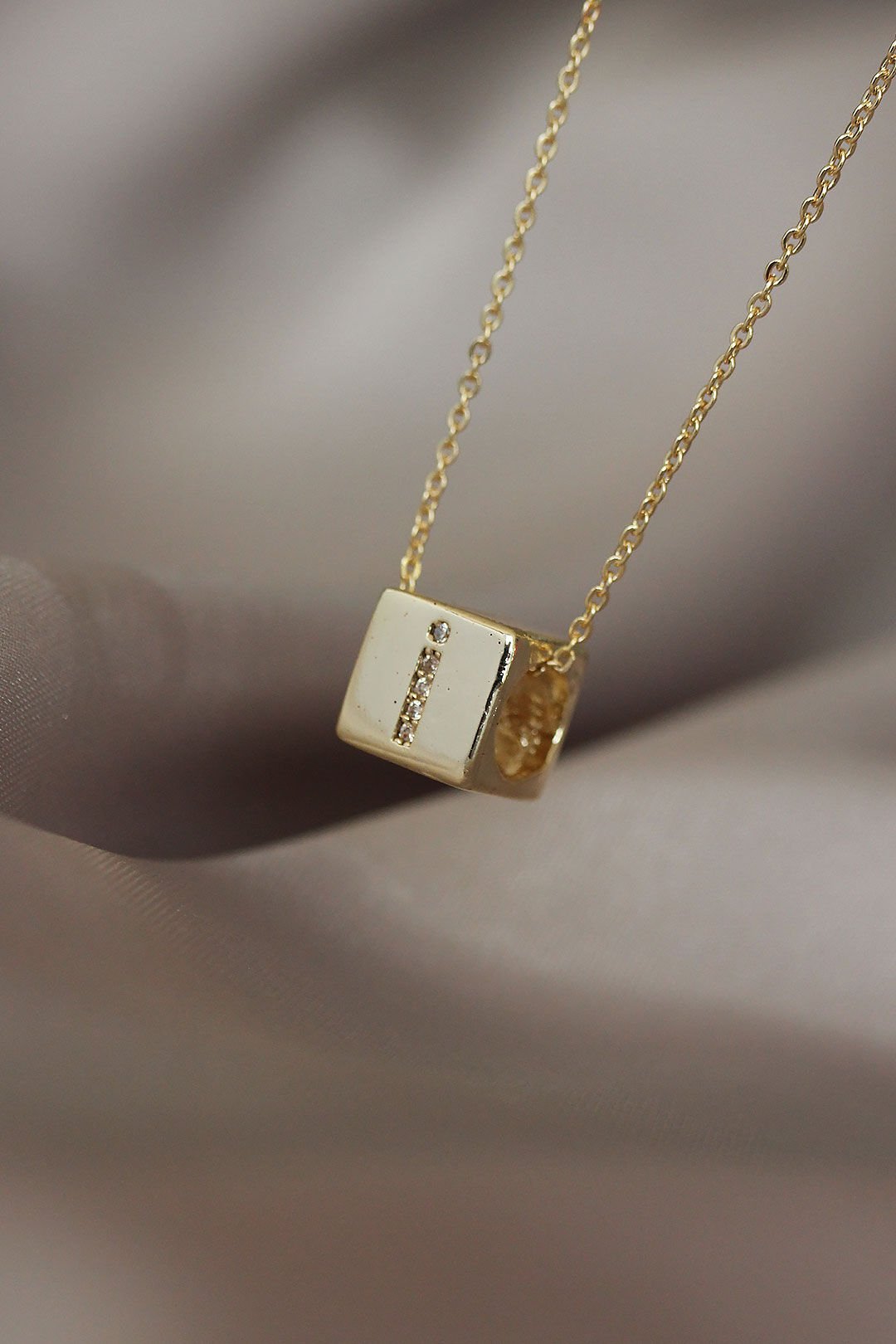 Küp Model Gold Renk Zirkon Taşlı İ Harfli Kolye