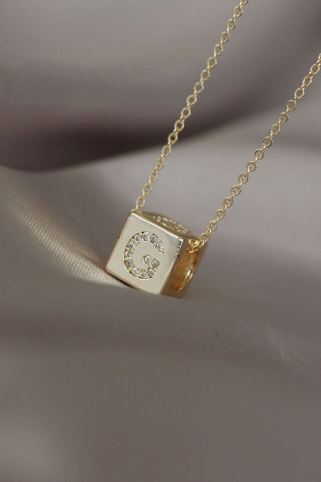 Gold Renkli Zirkon Taşlı Küp Model G Harfli Kolye